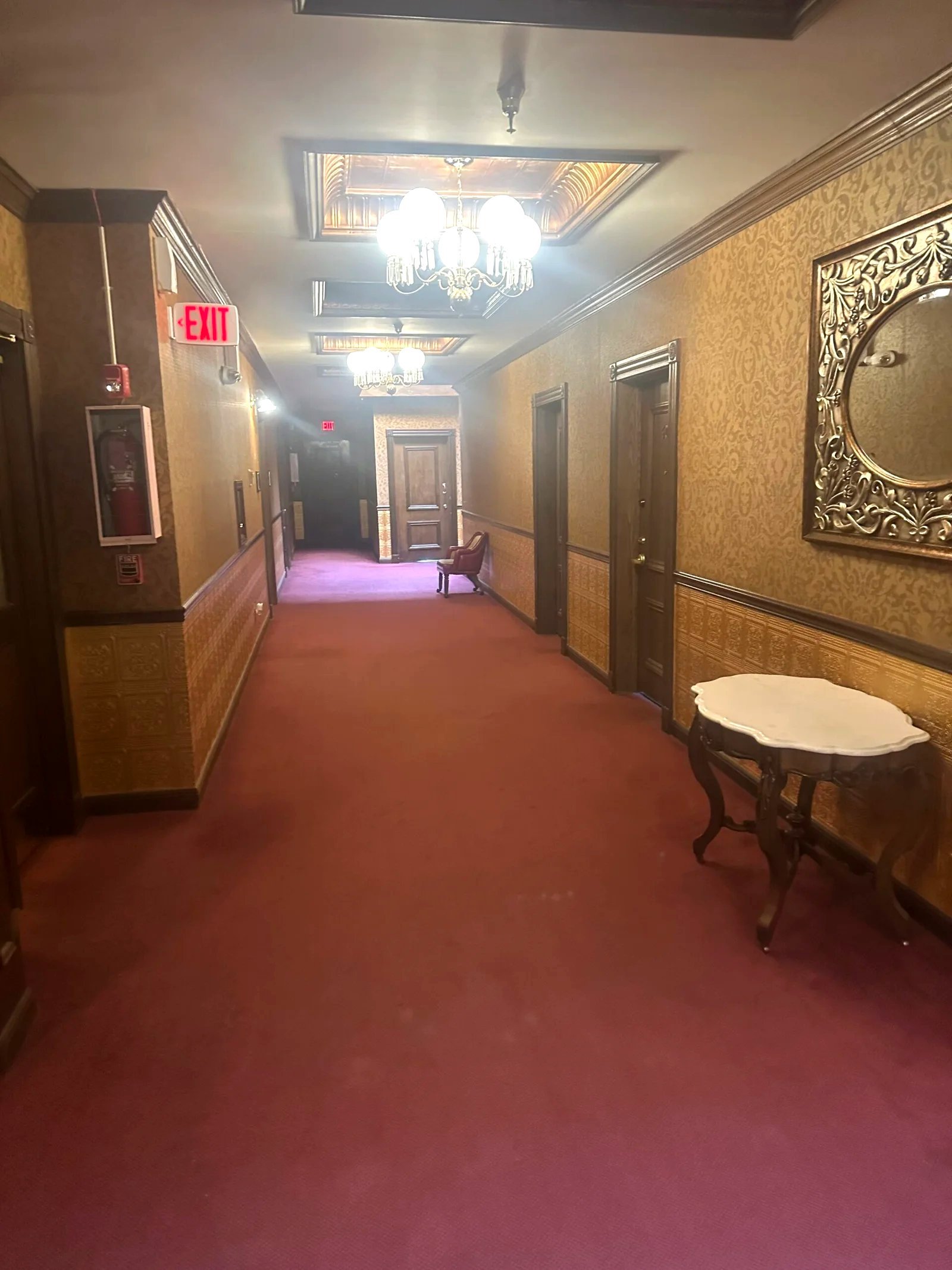 Mizpah Hotel fifth floor corridor Fifth-floor corridor of the Mizpah Hotel with red carpet, chandeliers and an antique gilt mirror